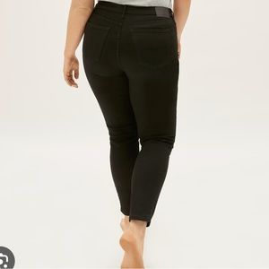 Curvy authentic stretch black jeans